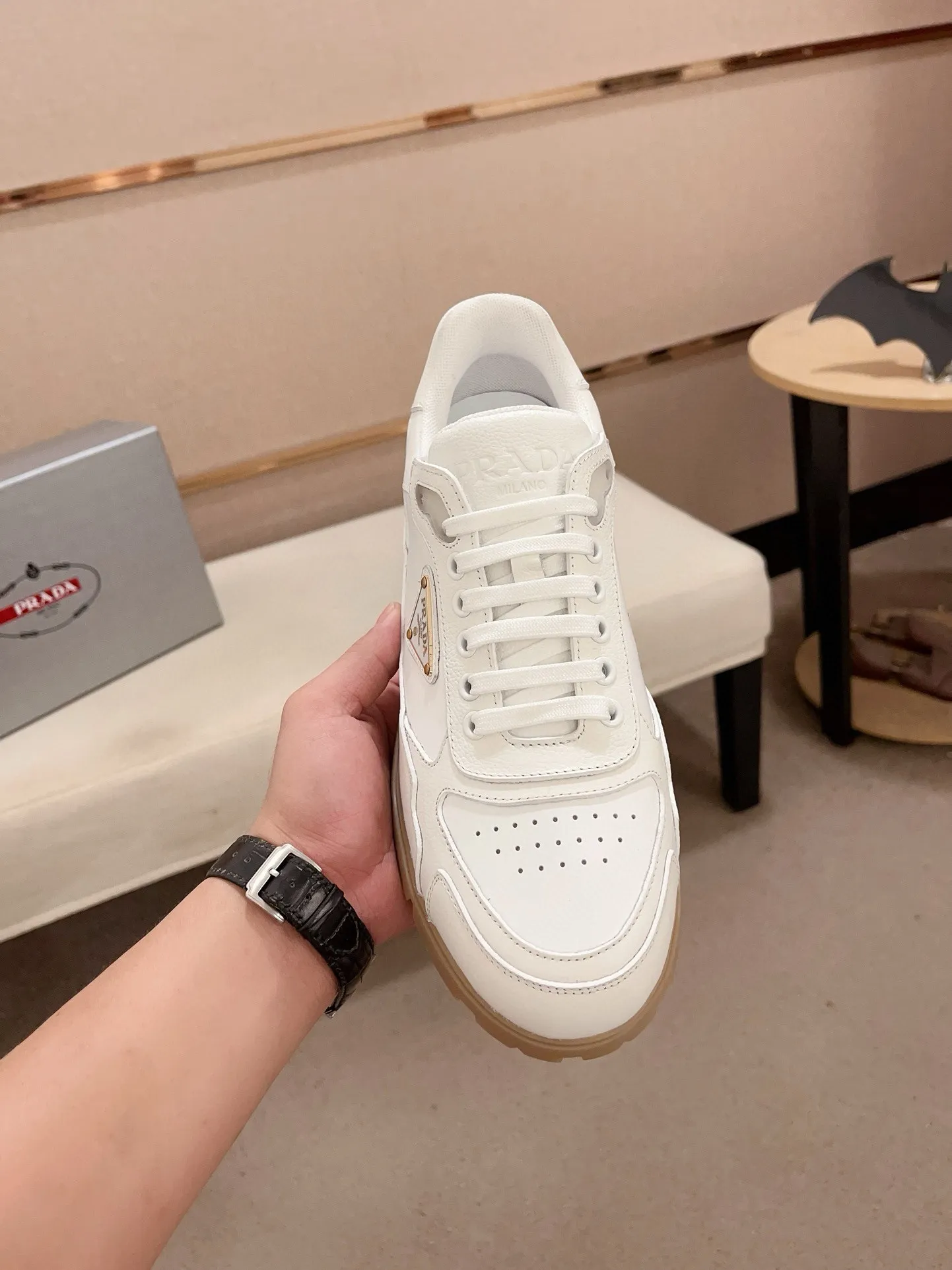 Men's shoes 💰 540💰 ✔️✔️✔️Higher version High-quality new PRADA (Prada) counters are launched at the same time. The new men's shoes and 😘 fabrics are made of high-tech glue-making technology. Lining: Full cowhide lining. 👍🏿 High-end ☄️ air-cushion molded anti-slip rubber outsole, exquisite lines, simple and elegant, comfortable and high-end for leisure travel. Code number: 38 to 44 (45 can be customized and cannot be returned or exchanged)